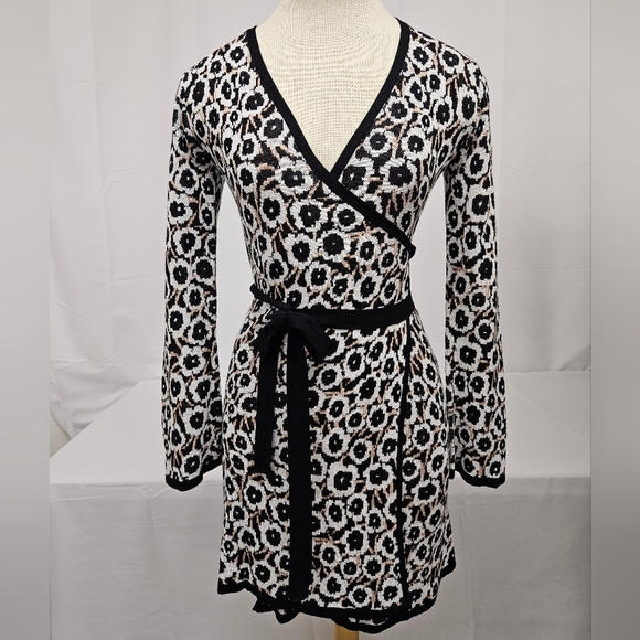 Diane Von Furstenberg Target Black And White Wrap Sweater Cardigan Size XXS NWT - Picture 4 of 10